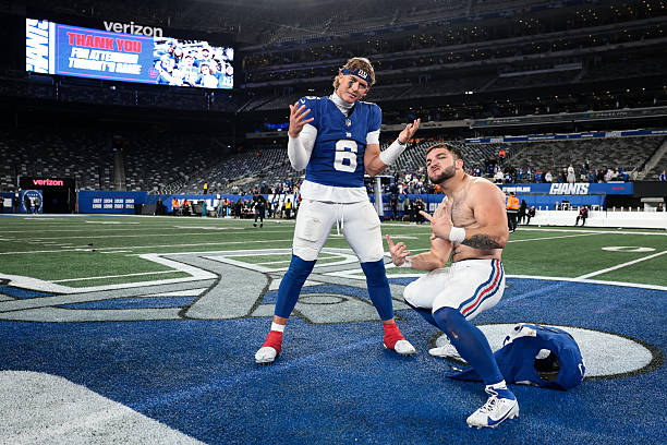Yam on the Eagles trying to find their identity, the Giants playing with “moxy”, and Daboll's antics on the sideline