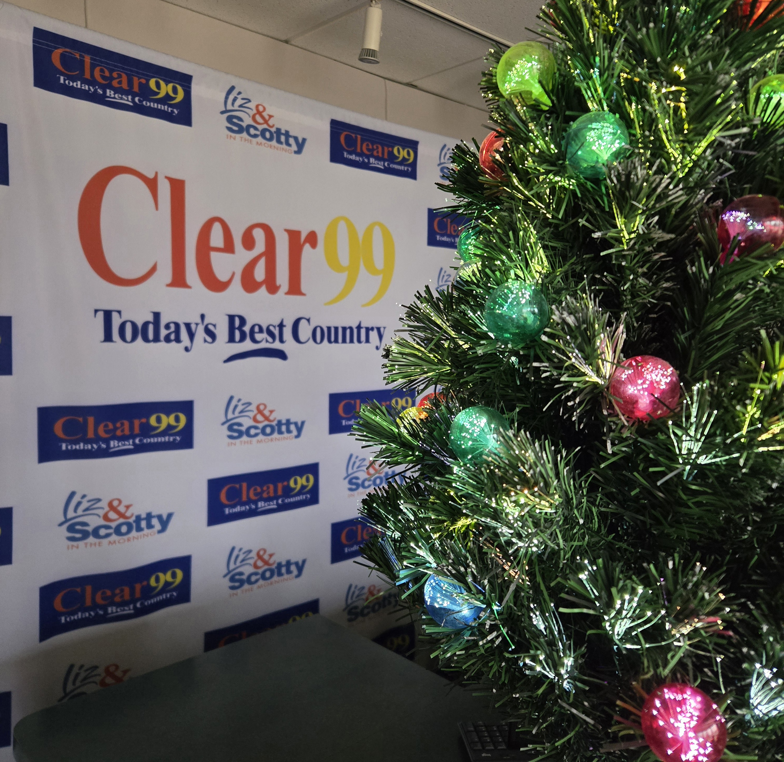 Liz & Scotty's Poddy: Episode 101 - "A Clear Crew Christmas"