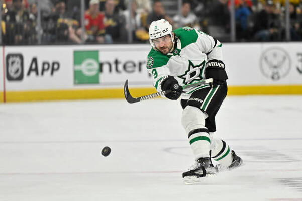 Tanev on a potential pairing with Rielly, the Leafs' high-end talent and why he loves playing in front of Canadian fans thumbnail