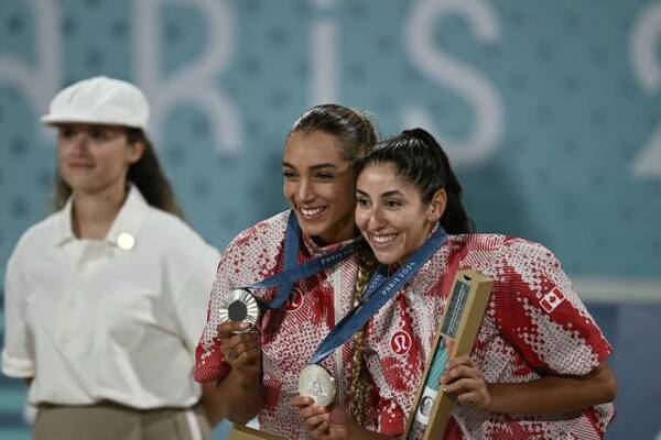 Hanna on Canada’s historic women’s beach volleyball silver medal, how Canada bounced back after going 1-2 and her favourite Olympic moments so far thumbnail